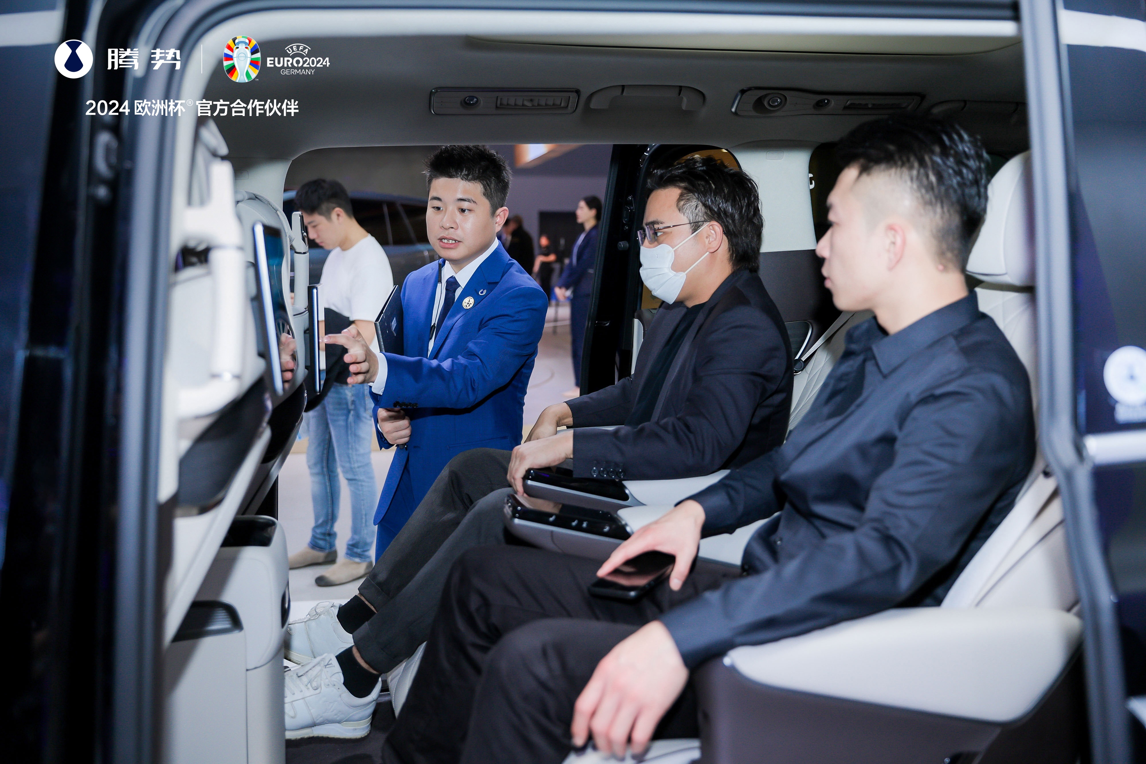 包含亲临现场：车迷的热情与激情展现的词条